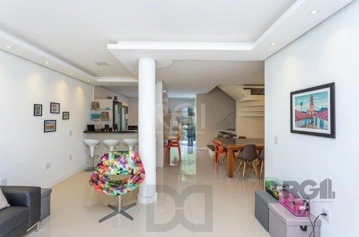 Casa com 03 dormitórios, 01 suíte, pátio, terraço com churrasqueira e vaga de garagem para 03 carros no bairro Ipanema — foto 6