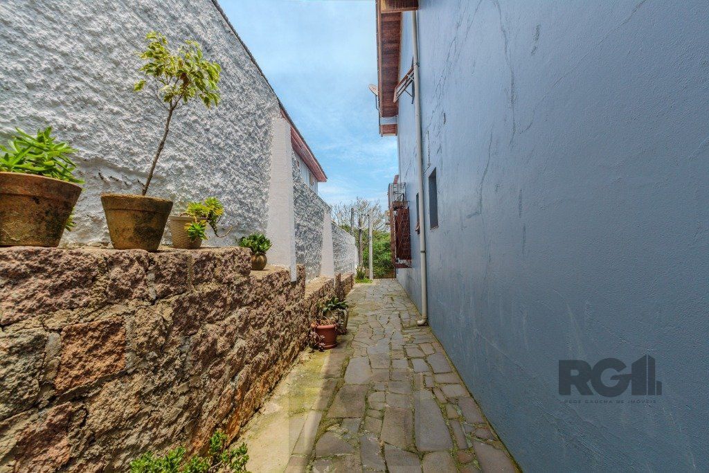 Casa 253m², 3 suítes, pátio, churrasqueira e vaga de garagem para 4 carros no bairro Nonoai — foto 25