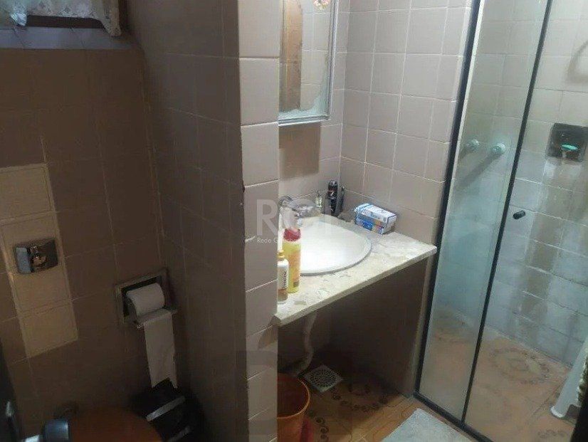 Casa com 03 dormitórios, churrasqueira, pátio com piscina e 5 vagas de garagem no bairro Menino Deus — foto 15