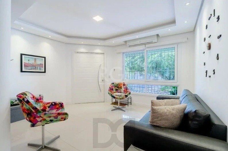 Casa com 03 dormitórios, 01 suíte, pátio, terraço com churrasqueira e vaga de garagem para 03 carros no bairro Ipanema — foto 4