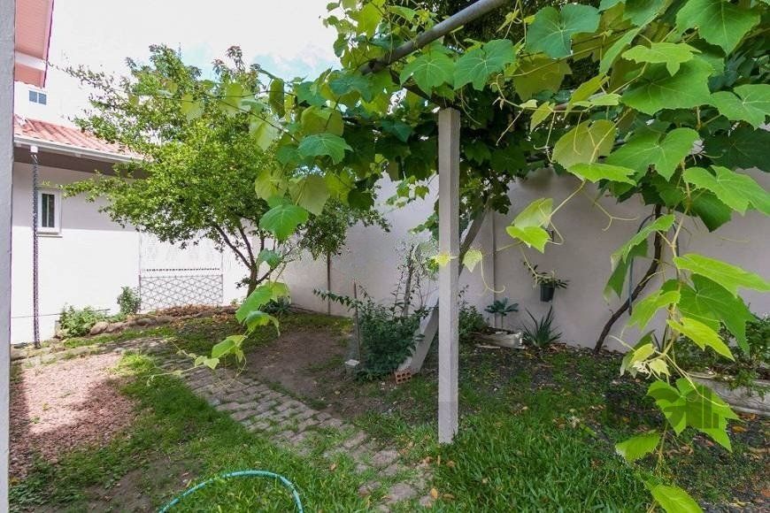 Casa de 380m² - 4 dormitórios, 2 suítes, 4 vagas no bairro Bom Jesus — foto 26
