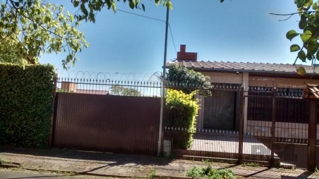 Casa com 3 dormitórios e amplo pátio com grama. — foto 1