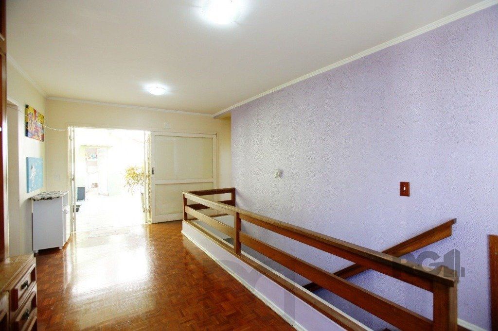 Excelente casa de 235m² com 4 dormitórios e 3 vagas no bairro Azenha. — foto 9