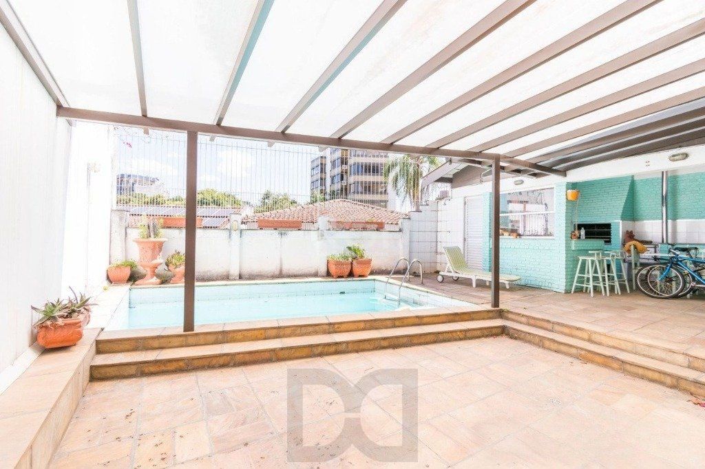 Casa de 333m² com 4 dormitórios, pátio com piscina, espaço gourmet com churrasqueira e 4 vaga de garagem no bairro Passo da Areia — foto 9
