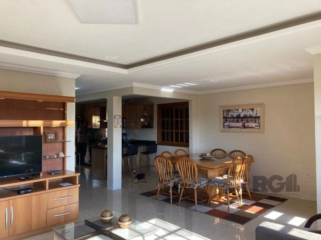 Casa com 3 dormitórios no bairro Lomba do Pinheiro — foto 4