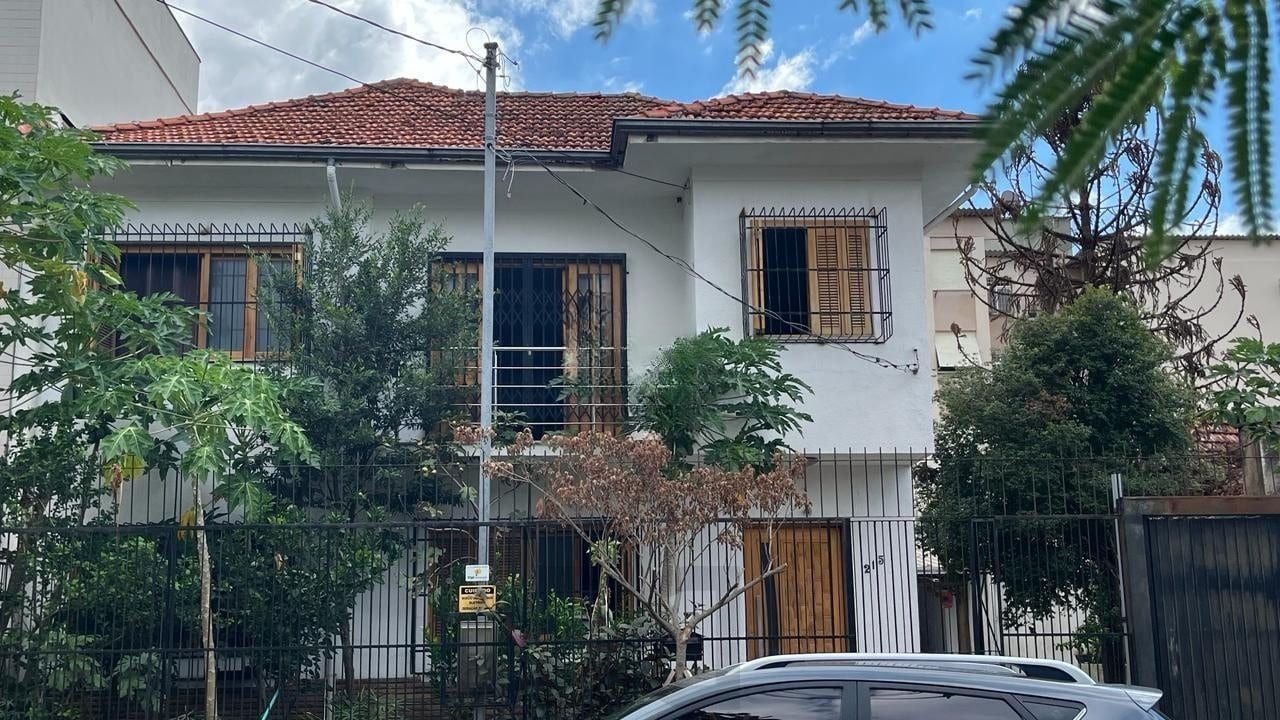 Casa de 4 dormitórios no bairro Santo Antônio, Porto Alegre — foto 1