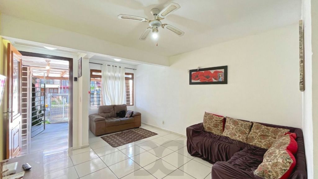 Casa de 2 dormitórios à venda Rua Heitor Kramer, Guarujá - Porto Alegre — foto 1
