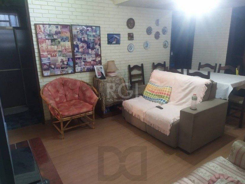 Casa com 03 dormitórios, churrasqueira, pátio com piscina e 5 vagas de garagem no bairro Menino Deus — foto 11