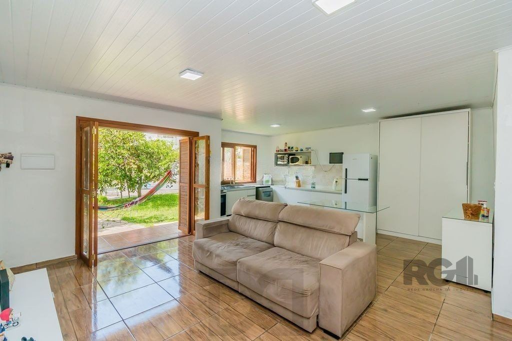 Casa de 2 dormitórios com 98m² no Bairro Lomba do Pinheiro — foto 1