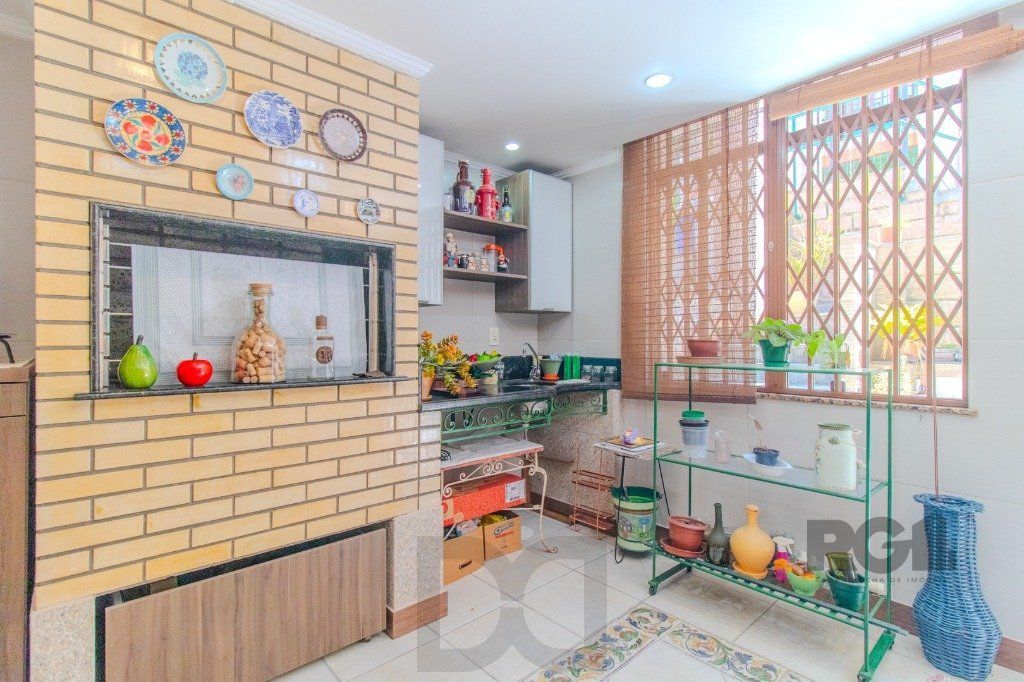 Linda casa de 04 dormitórios com vista livre no Bairro Teresópolis — foto 18
