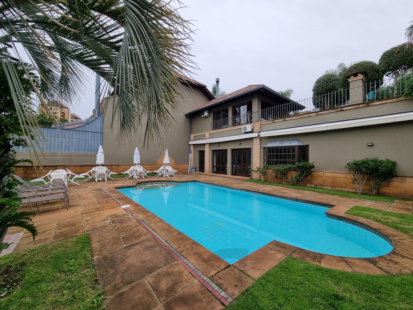 Piscina no condomínio