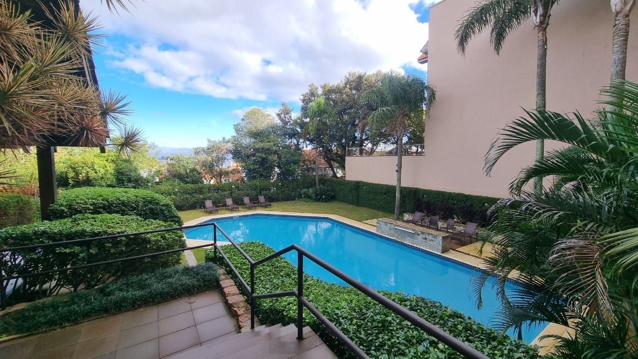 Piscina no condomínio