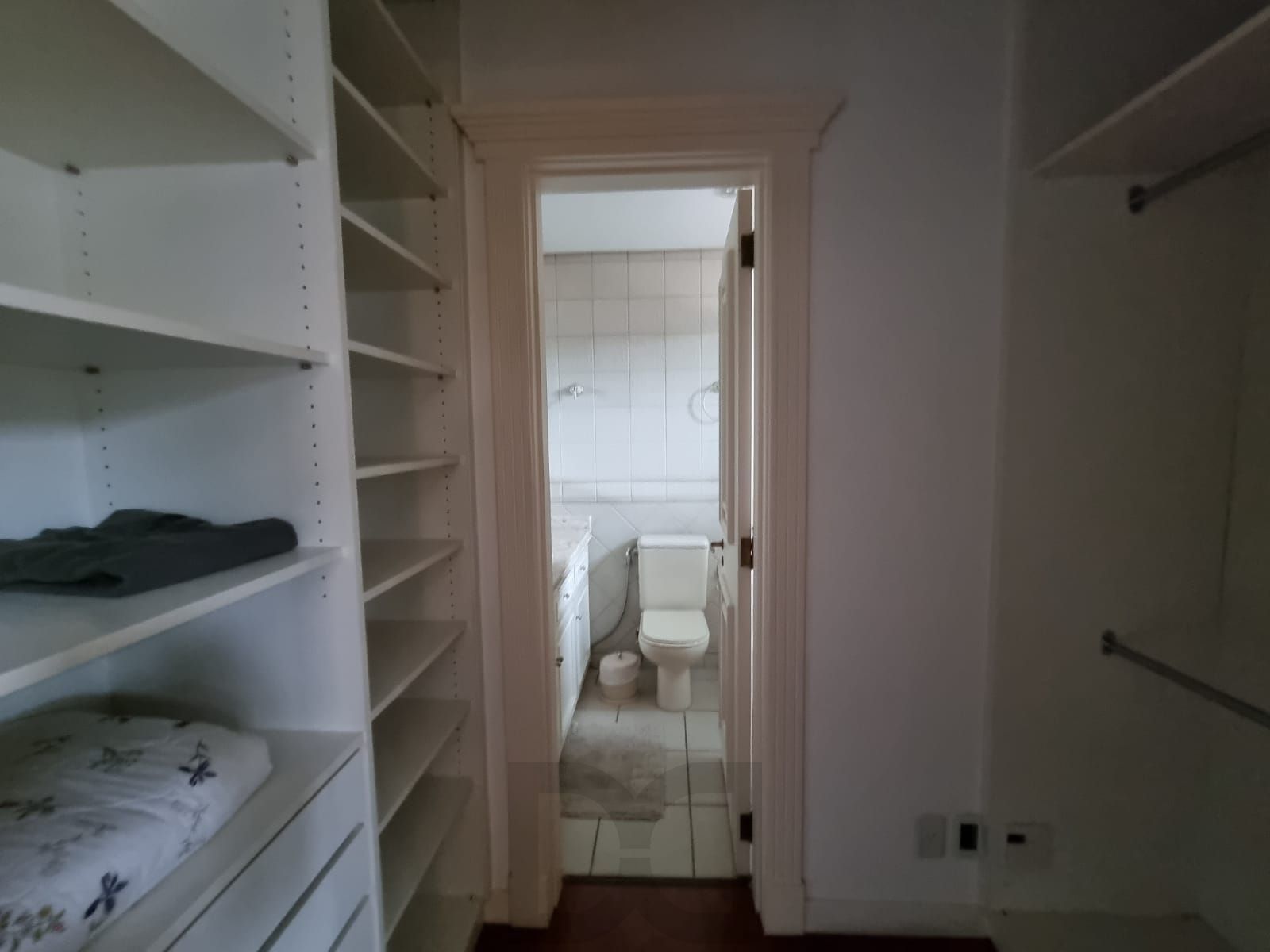 Closet e banheiro da suíte 2