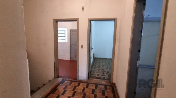 Casa /Sobrado com apartamento e loja, estacionamento, a venda no Bairro Jardim Itu. Lojão embaixo com dois banheiros e divisórias, — foto 17