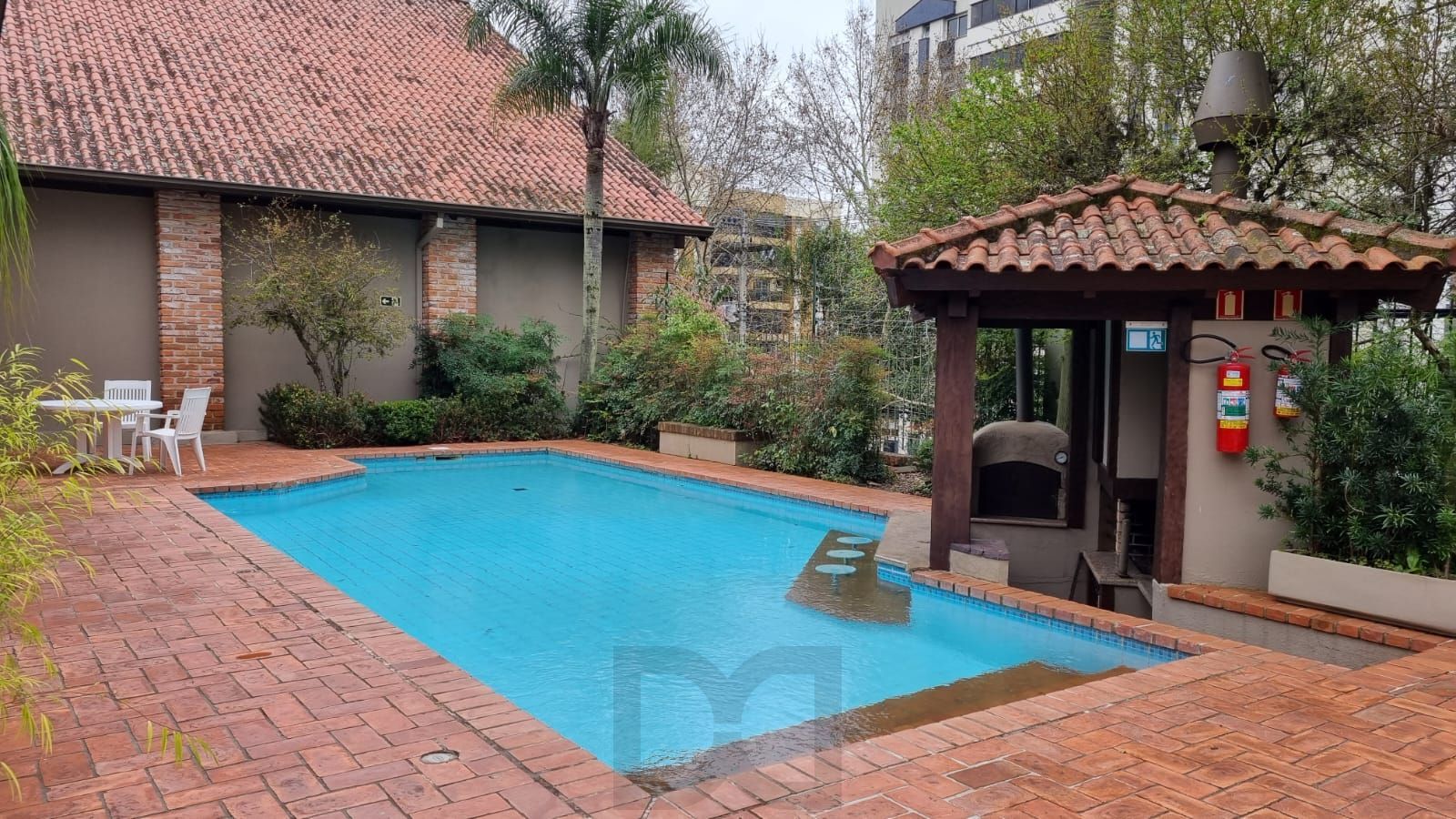Piscina no condomínio