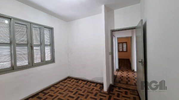 Casa /Sobrado com apartamento e loja, estacionamento, a venda no Bairro Jardim Itu. Lojão embaixo com dois banheiros e divisórias, — foto 13