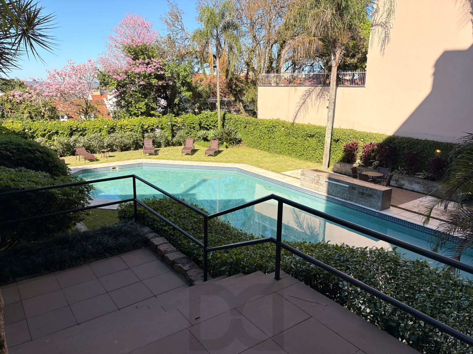 Piscina no condomínio