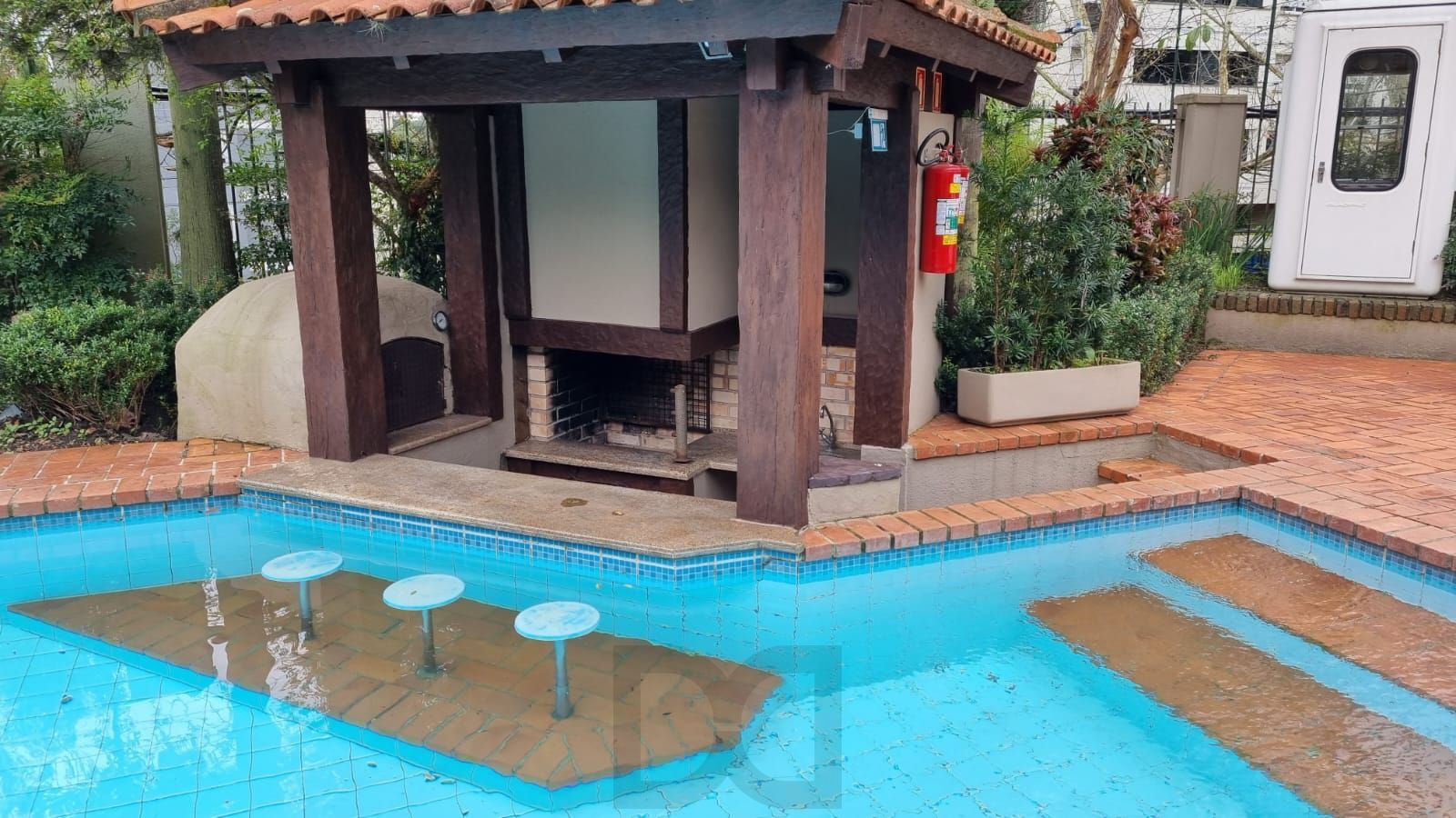 Piscina no condomínio