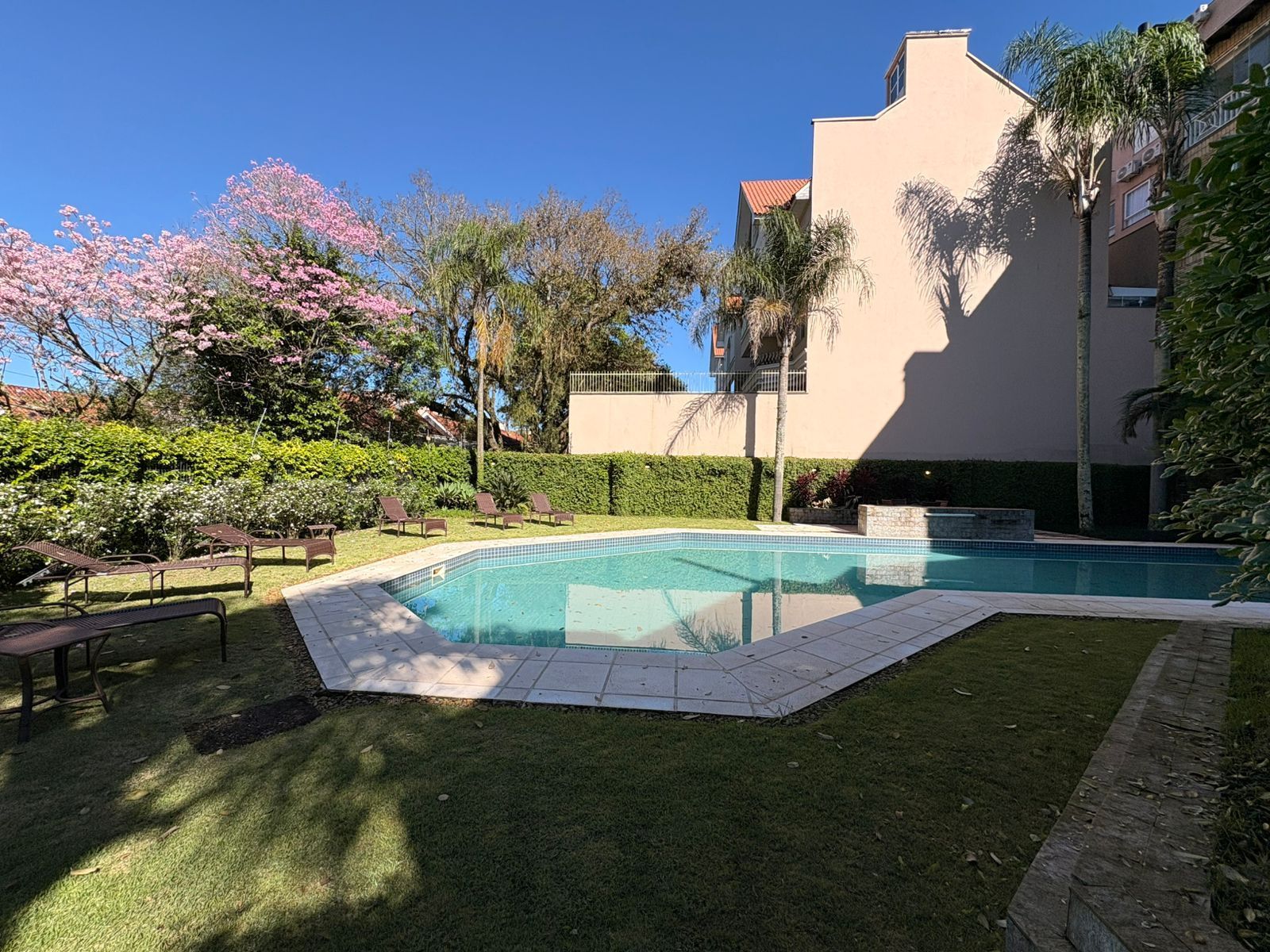 Piscina no condomínio