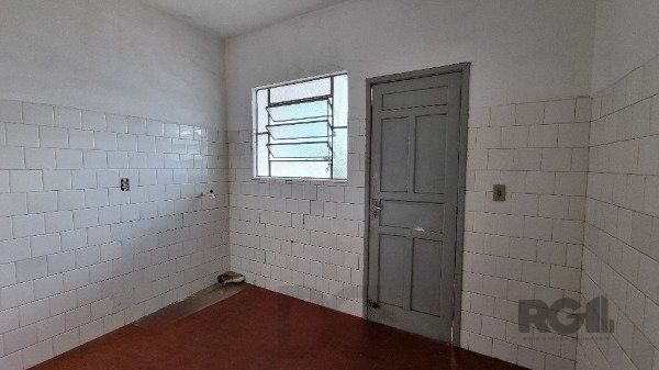 Casa /Sobrado com apartamento e loja, estacionamento, a venda no Bairro Jardim Itu. Lojão embaixo com dois banheiros e divisórias, — foto 19