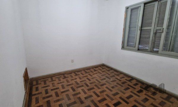 Casa /Sobrado com apartamento e loja, estacionamento, a venda no Bairro Jardim Itu. Lojão embaixo com dois banheiros e divisórias, — foto 11