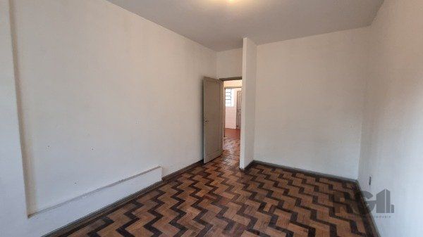 Casa /Sobrado com apartamento e loja, estacionamento, a venda no Bairro Jardim Itu. Lojão embaixo com dois banheiros e divisórias, — foto 9