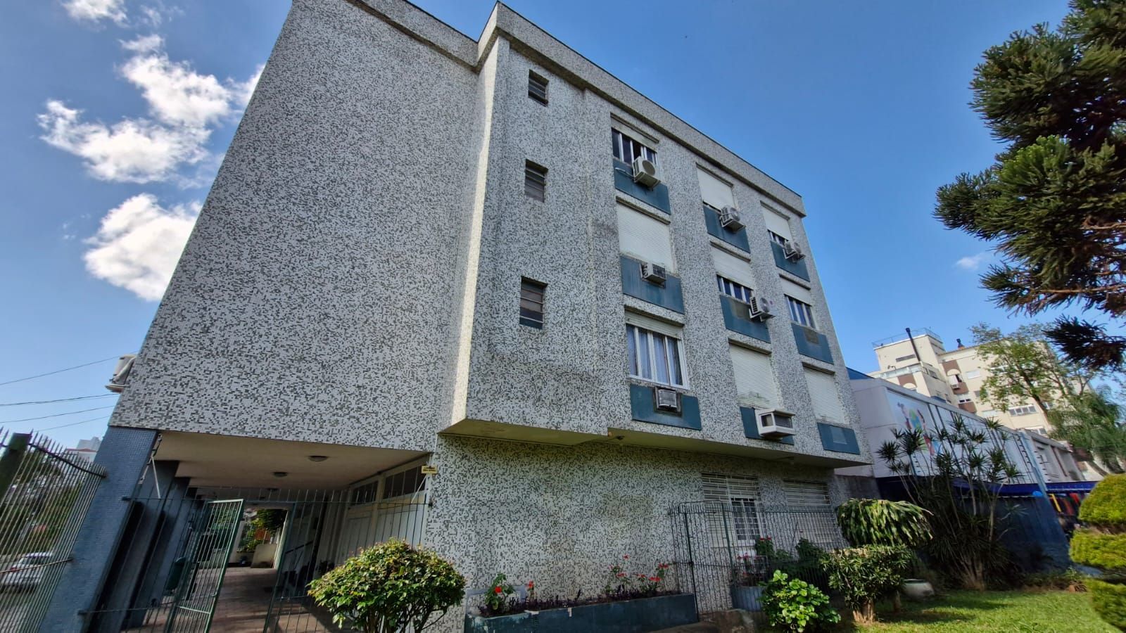 Apartamento no Menino Deus com 2 dormitórios e dependência de empregada com banheiro — foto 17