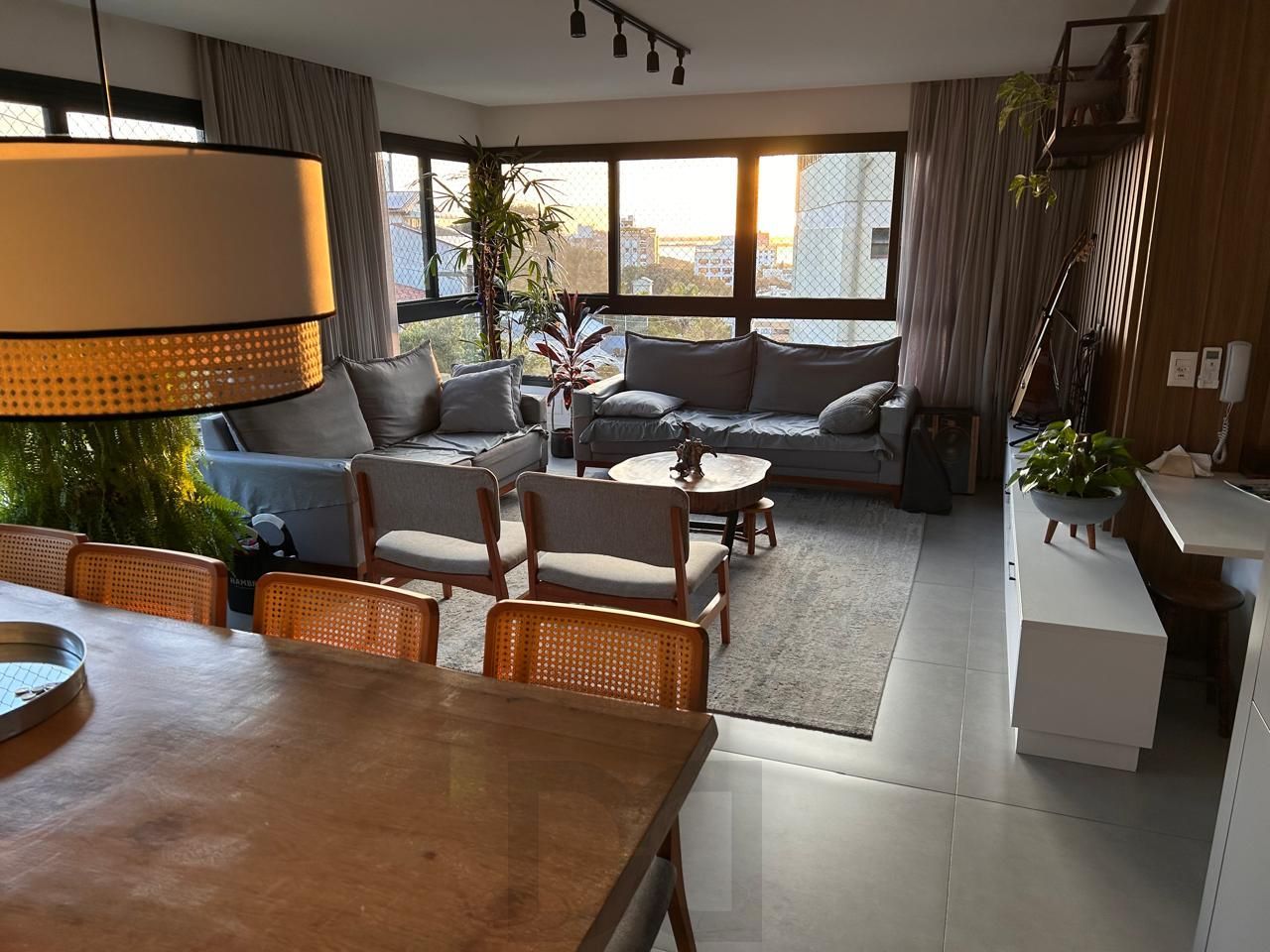 Apartamento impecável no coração do Menino Deus, com 107m², vaga dupla de garagem e infra completa — foto 1