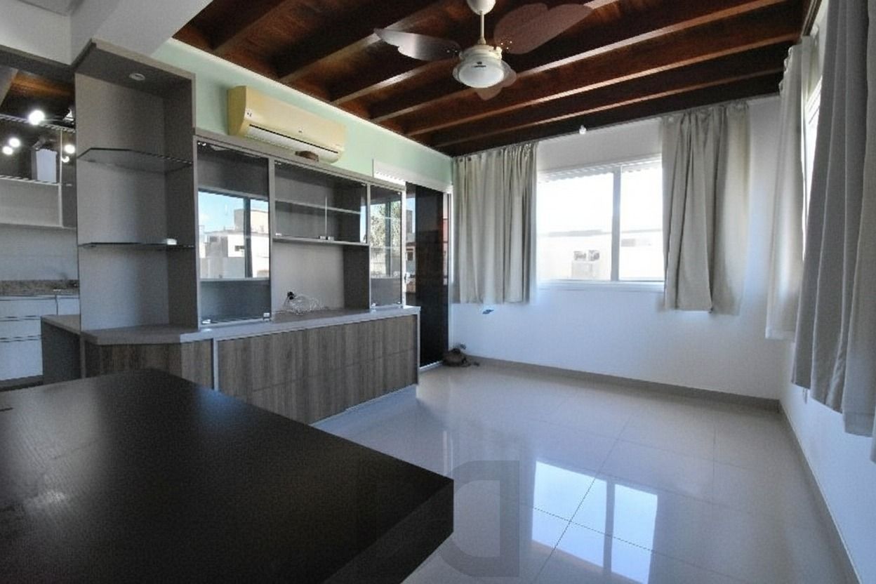 APARTAMENTO 2 DORMITÓRIOS COM 1 VAGA E SACADA COM CHURRASQUEIRA — foto 2