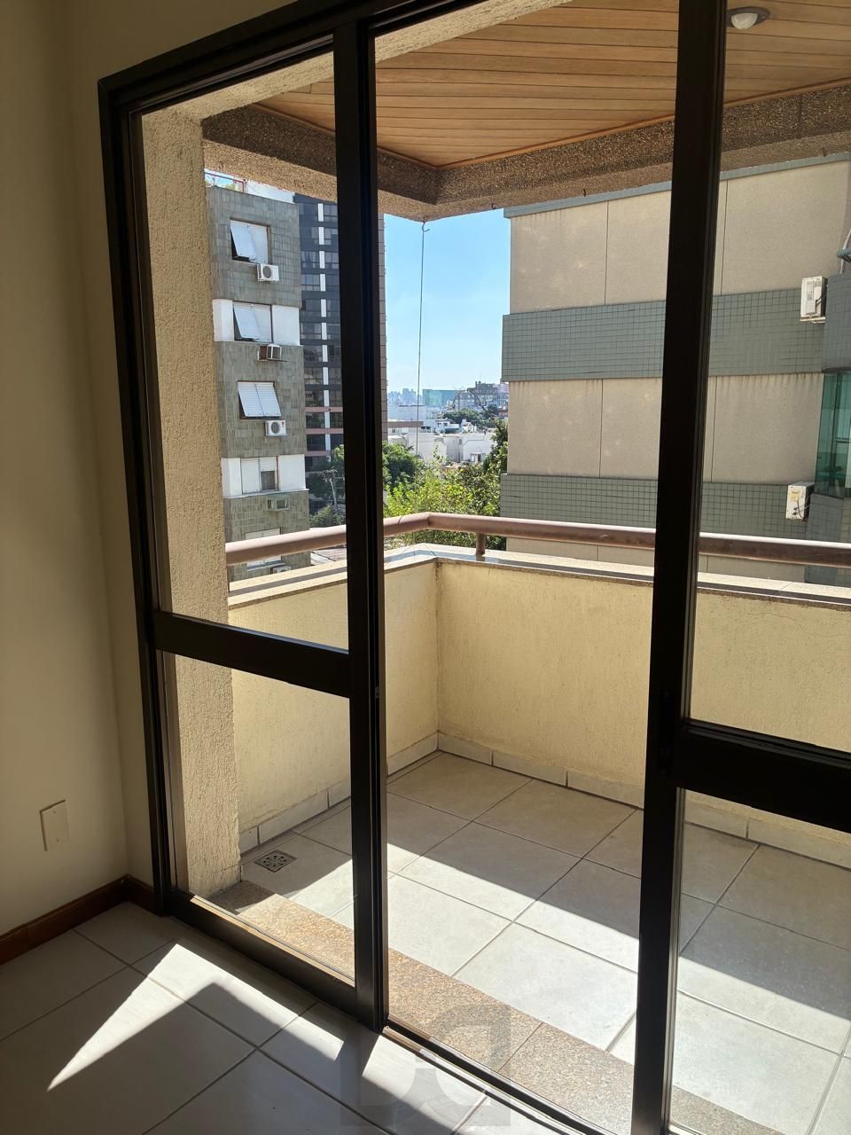 ÓTIMO APARTAMENTO 2 DORMITÓRIOS COM VAGA ESCRITURADA NO MENINO DEUS — foto 65