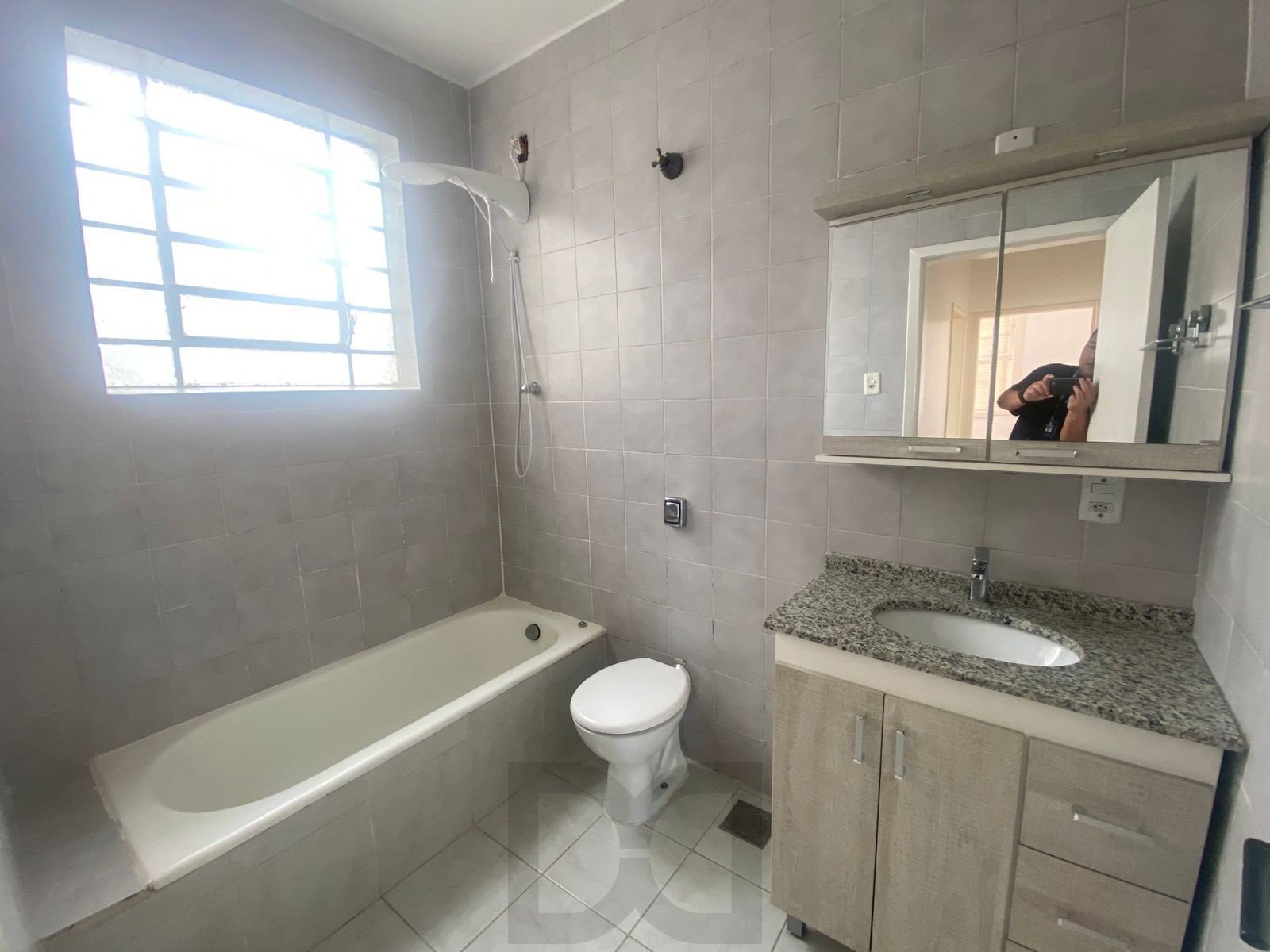 Apartamento 3 dormitórios 2 banheiros e sacada Menino Deus — foto 14