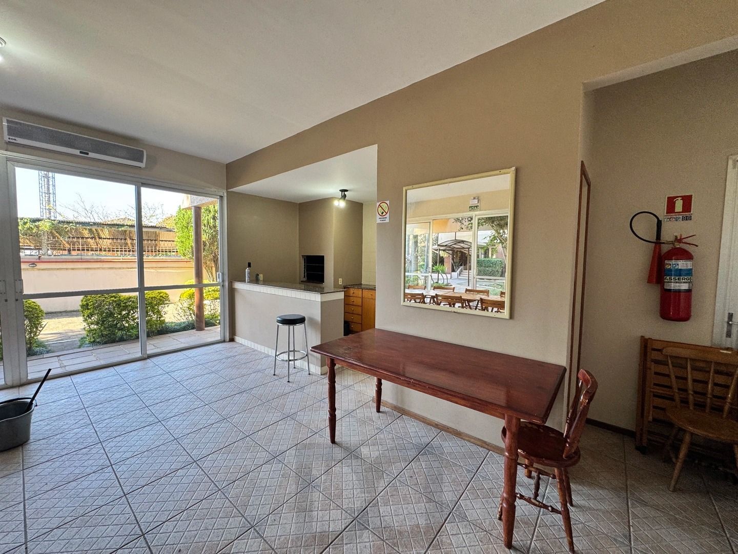 Apartamento dois dormitórios ( uma suíte) garagem/depósito Bairro Menino Deus — foto 18