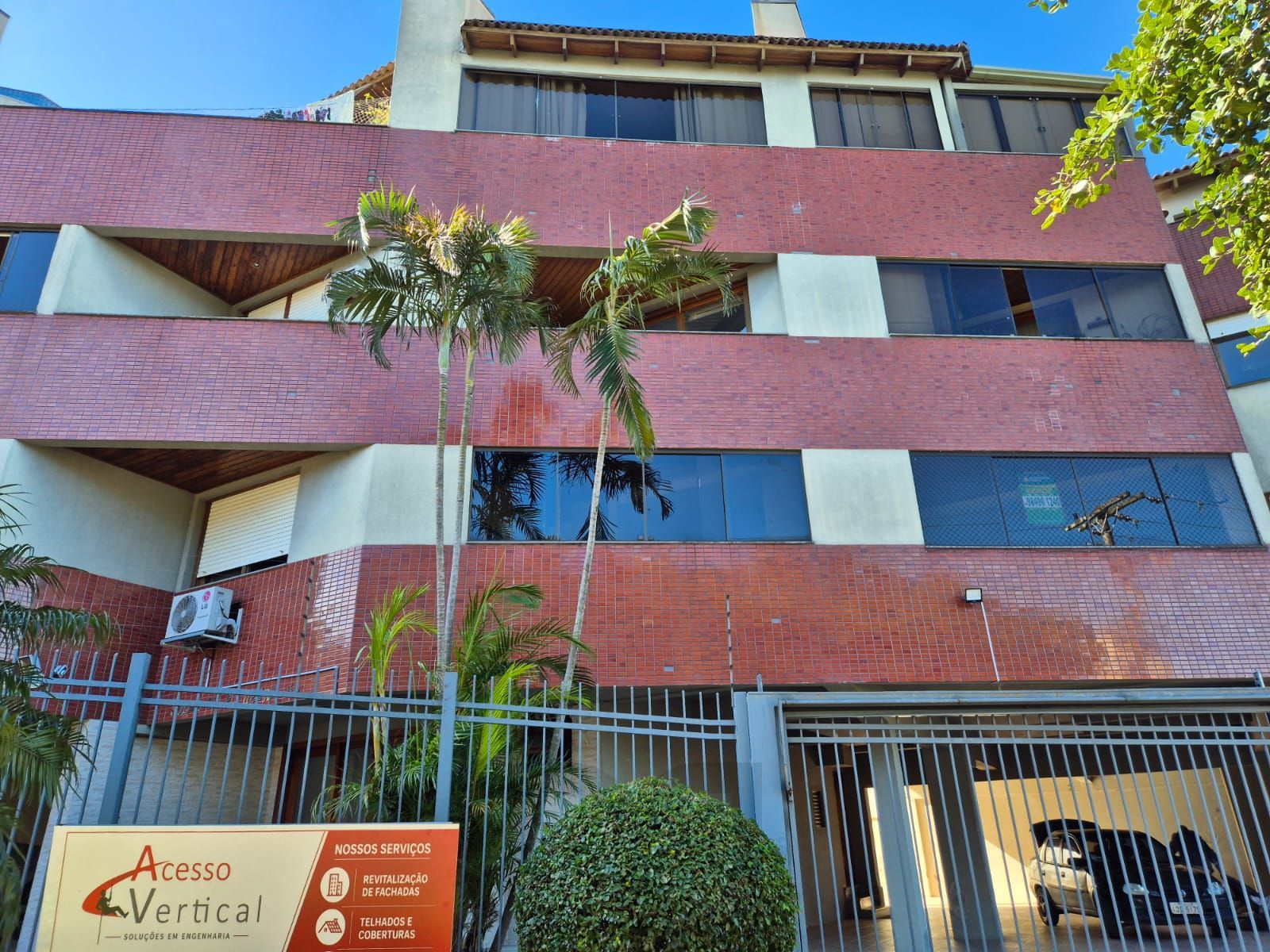 Um dormitório com lareira, churrasqueira e vaga — foto 11