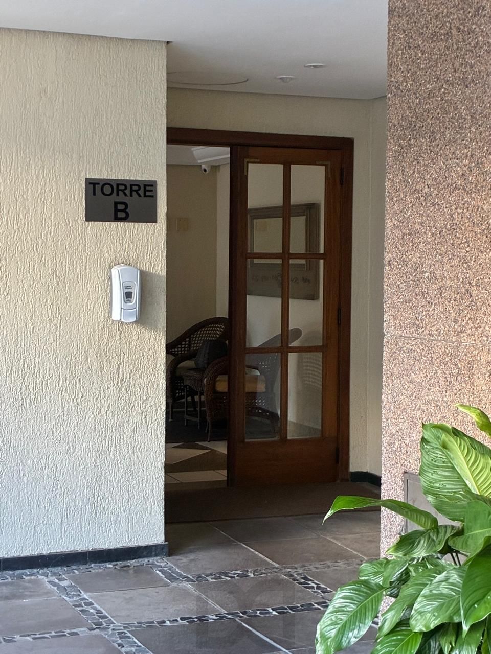 ÓTIMO APARTAMENTO 2 DORMITÓRIOS COM VAGA ESCRITURADA NO MENINO DEUS — foto 8