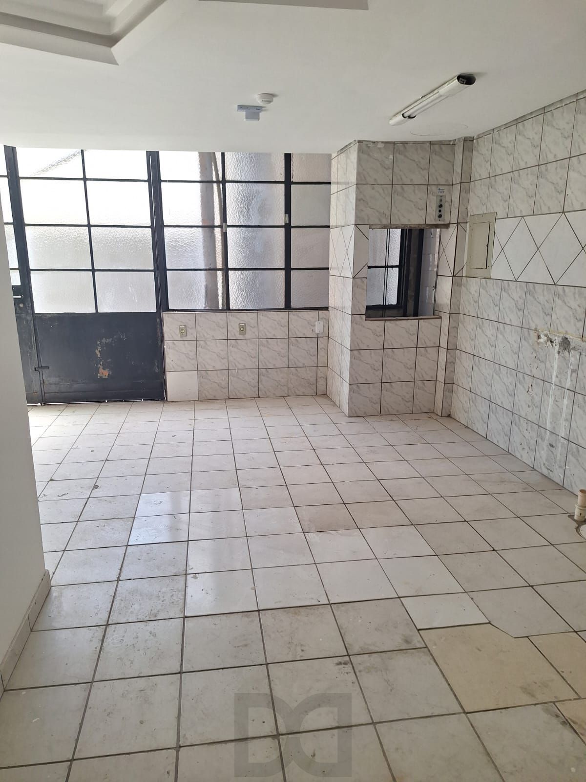 Prédio comercial com 3 andares — foto 4