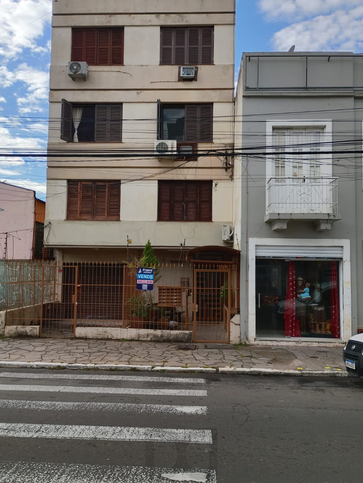 Apartamento Térreo, 02 dormitórios, 60,59m2 área privativa, quiosque com churrasqueira, Menino Deus — foto 1