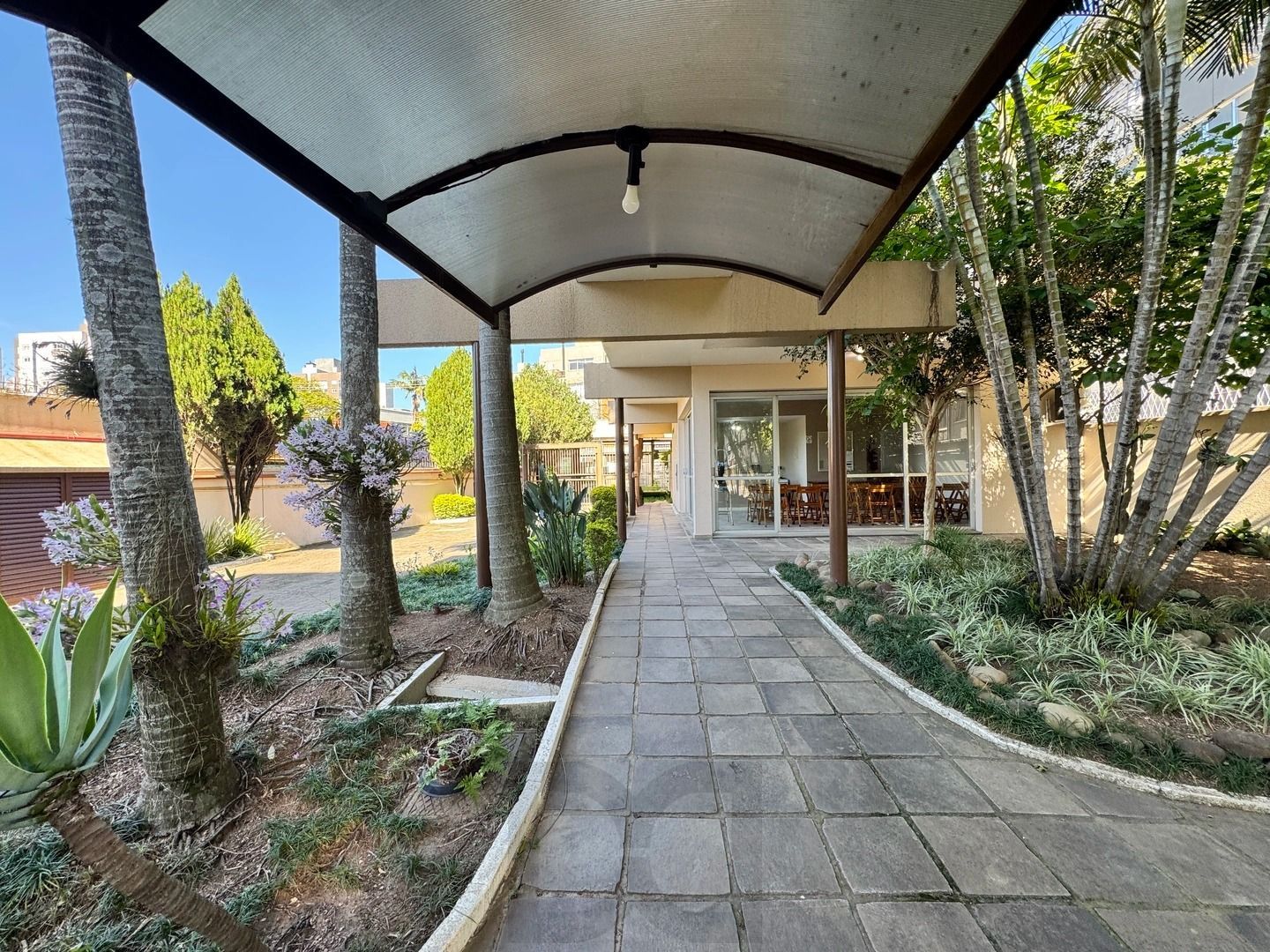 Apartamento dois dormitórios ( uma suíte) garagem/depósito Bairro Menino Deus — foto 1