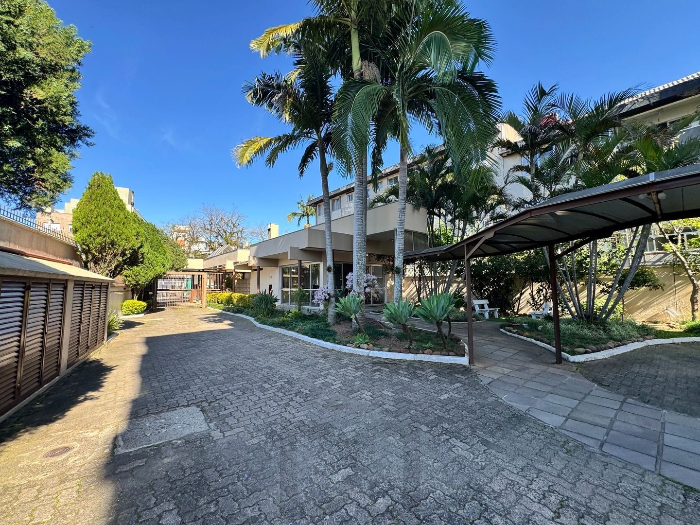 Apartamento dois dormitórios ( uma suíte) garagem/depósito Bairro Menino Deus — foto 4