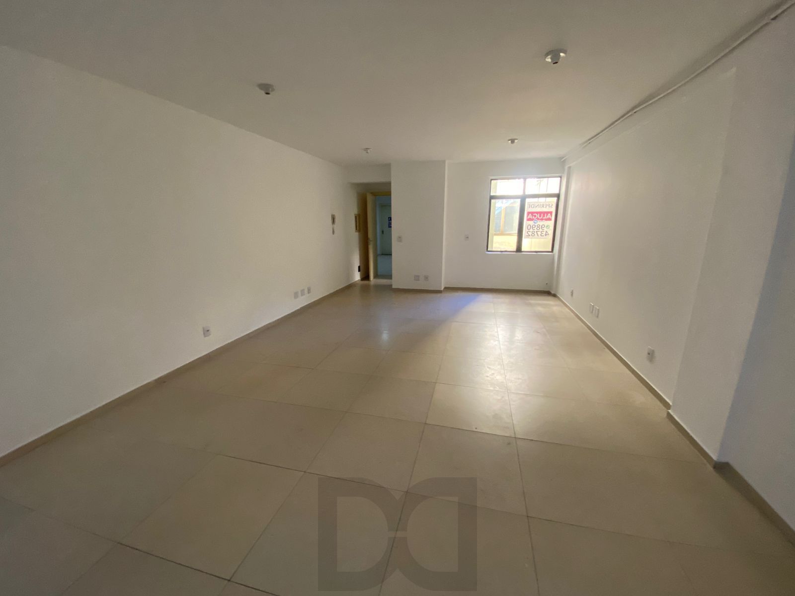 SALA COMERCIAL localizada próximo à Av. Borges de Medeiros e Praça. da Matriz — foto 1