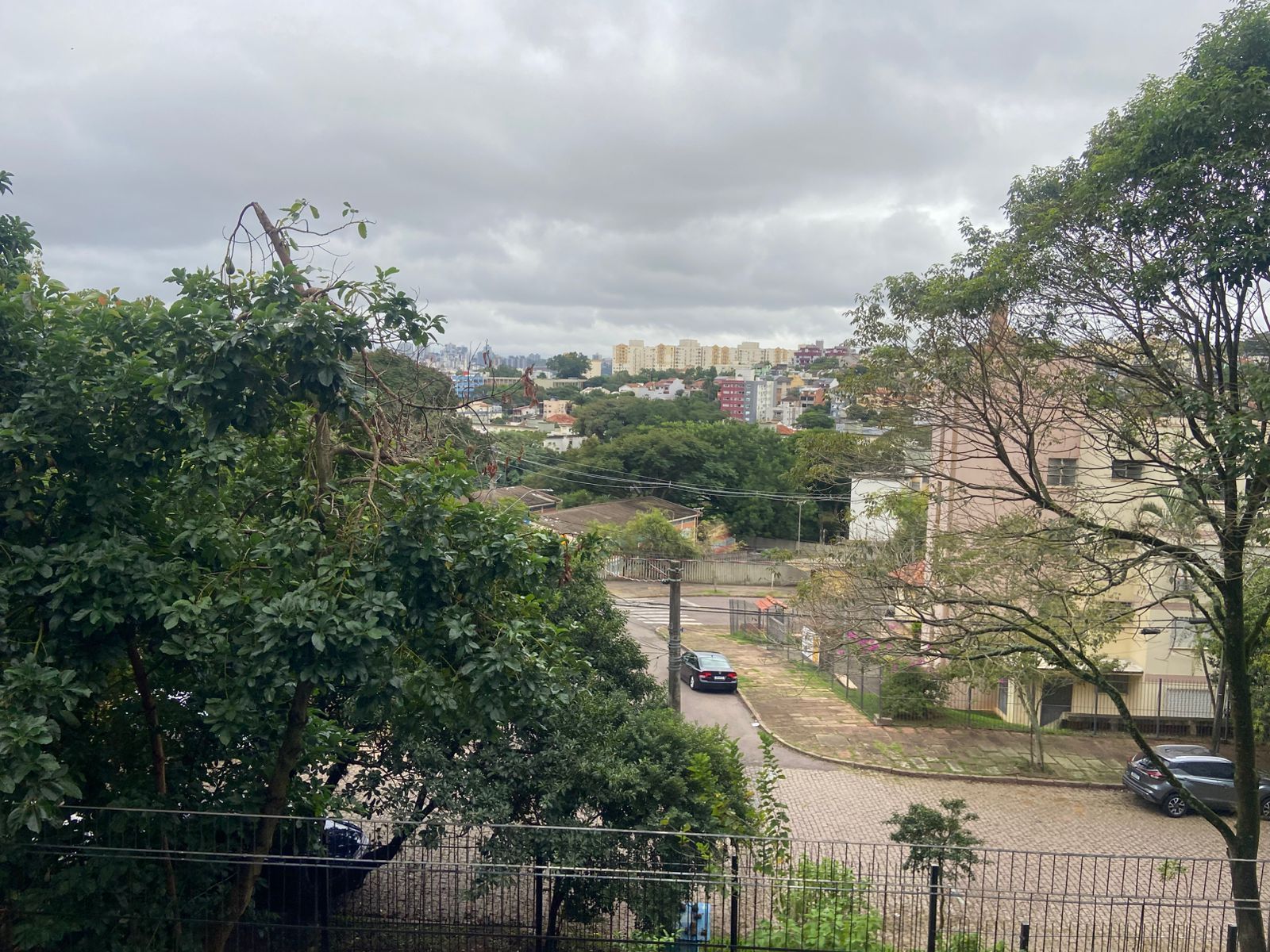 VISTA DE UMA AREA DO PATIO DO PREDIO