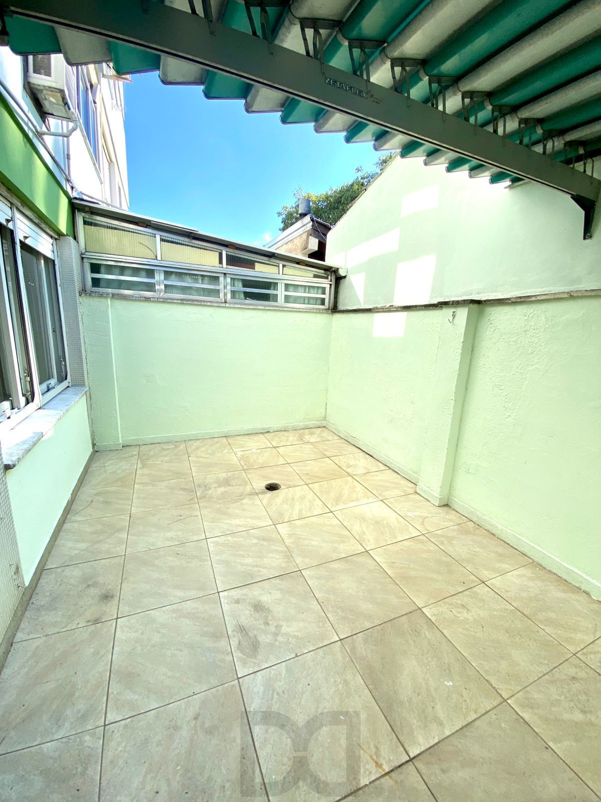 Apartamento1 dormitório, patio, vaga de garagem predio com elevador Menino Deus — foto 3
