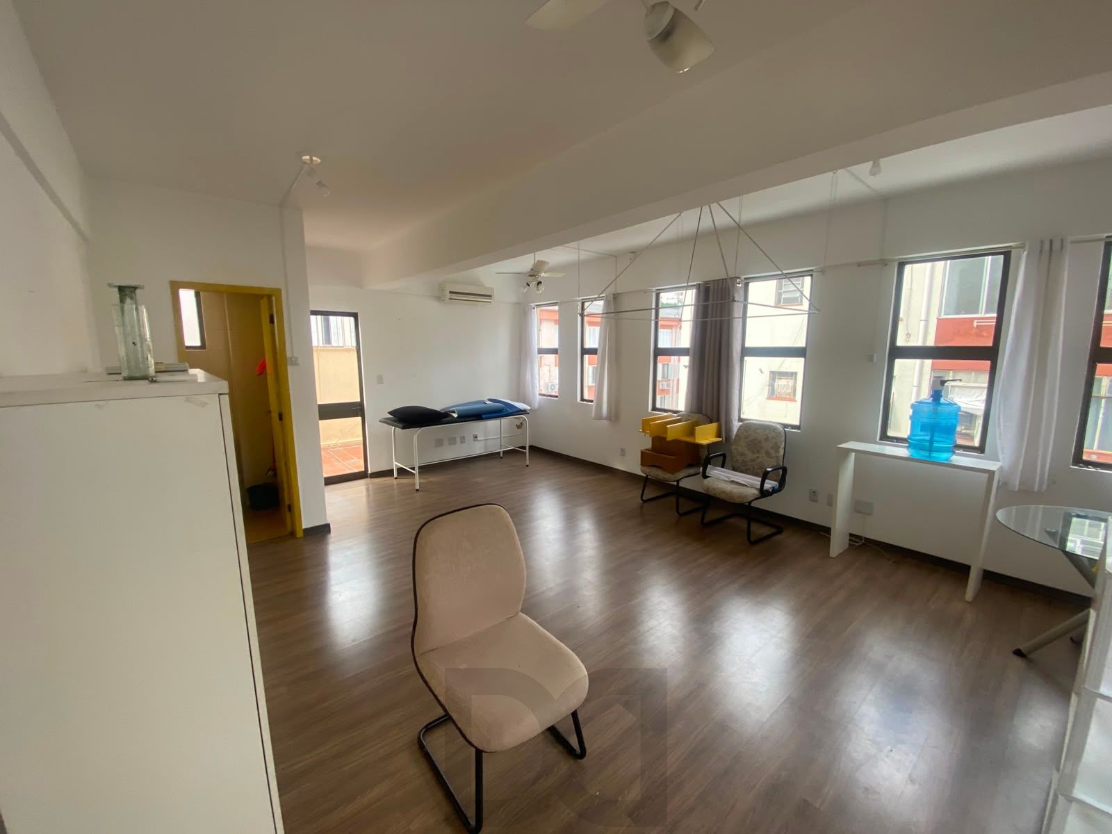 Sala comercial, ensolarada e arejada com 2 terraços. — foto 1