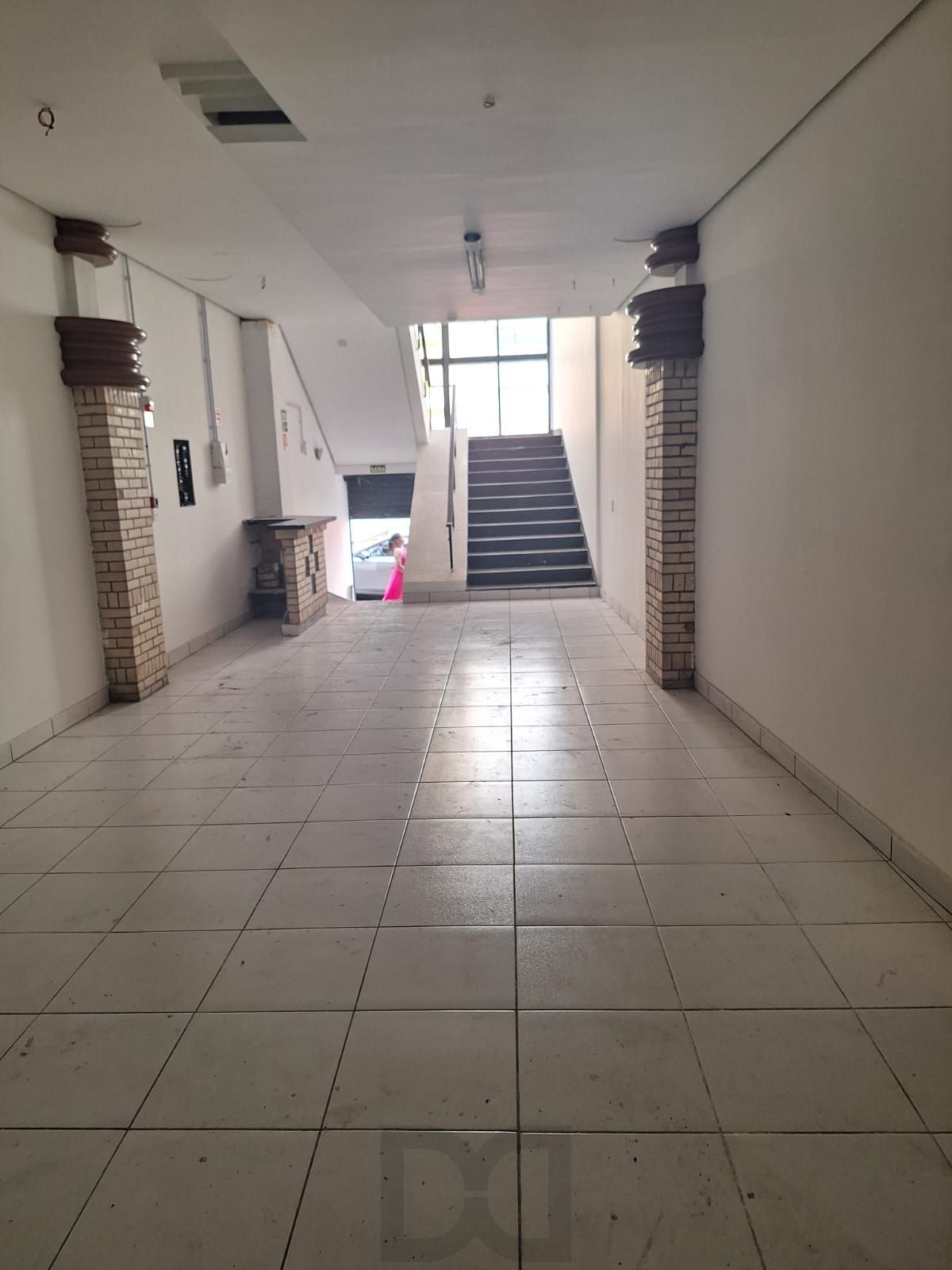 Prédio comercial com 3 andares — foto 12