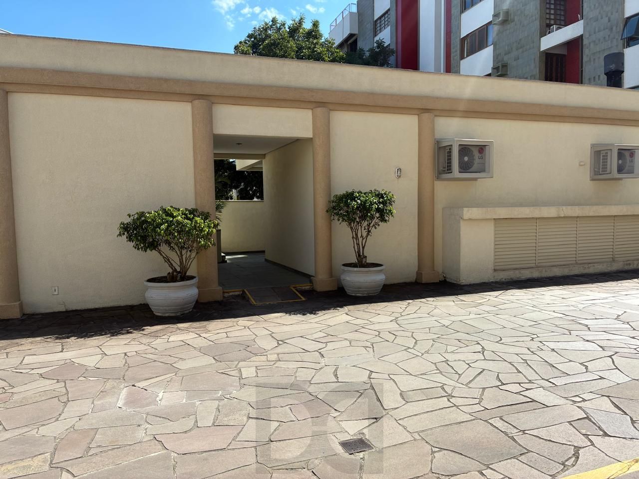 ÓTIMO APARTAMENTO 2 DORMITÓRIOS COM VAGA ESCRITURADA NO MENINO DEUS — foto 75