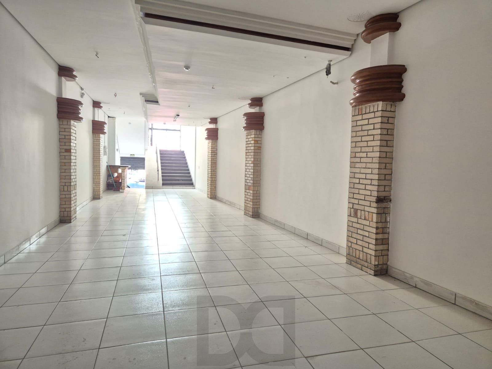 Prédio comercial com 3 andares — foto 22