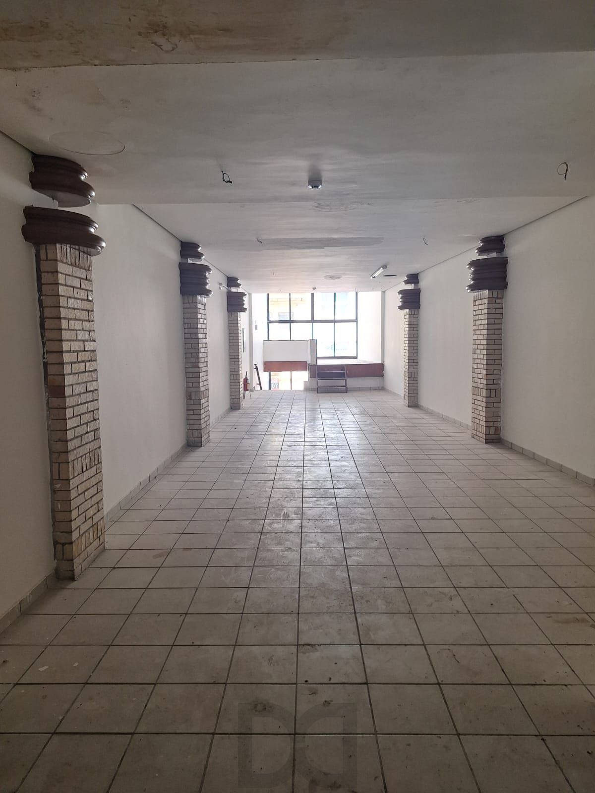 Prédio comercial com 3 andares — foto 3