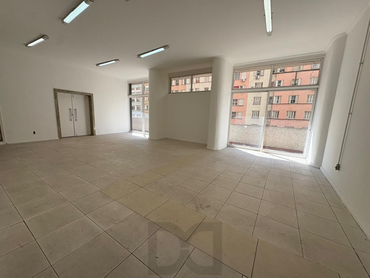 Sala comercial 822,66m² no centro de Porto Alegre — foto 1