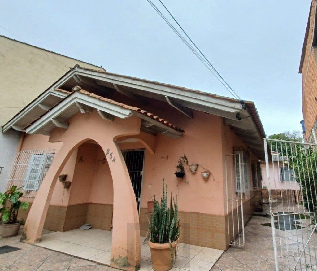 Casa térrea com edícula aos fundos — foto 1