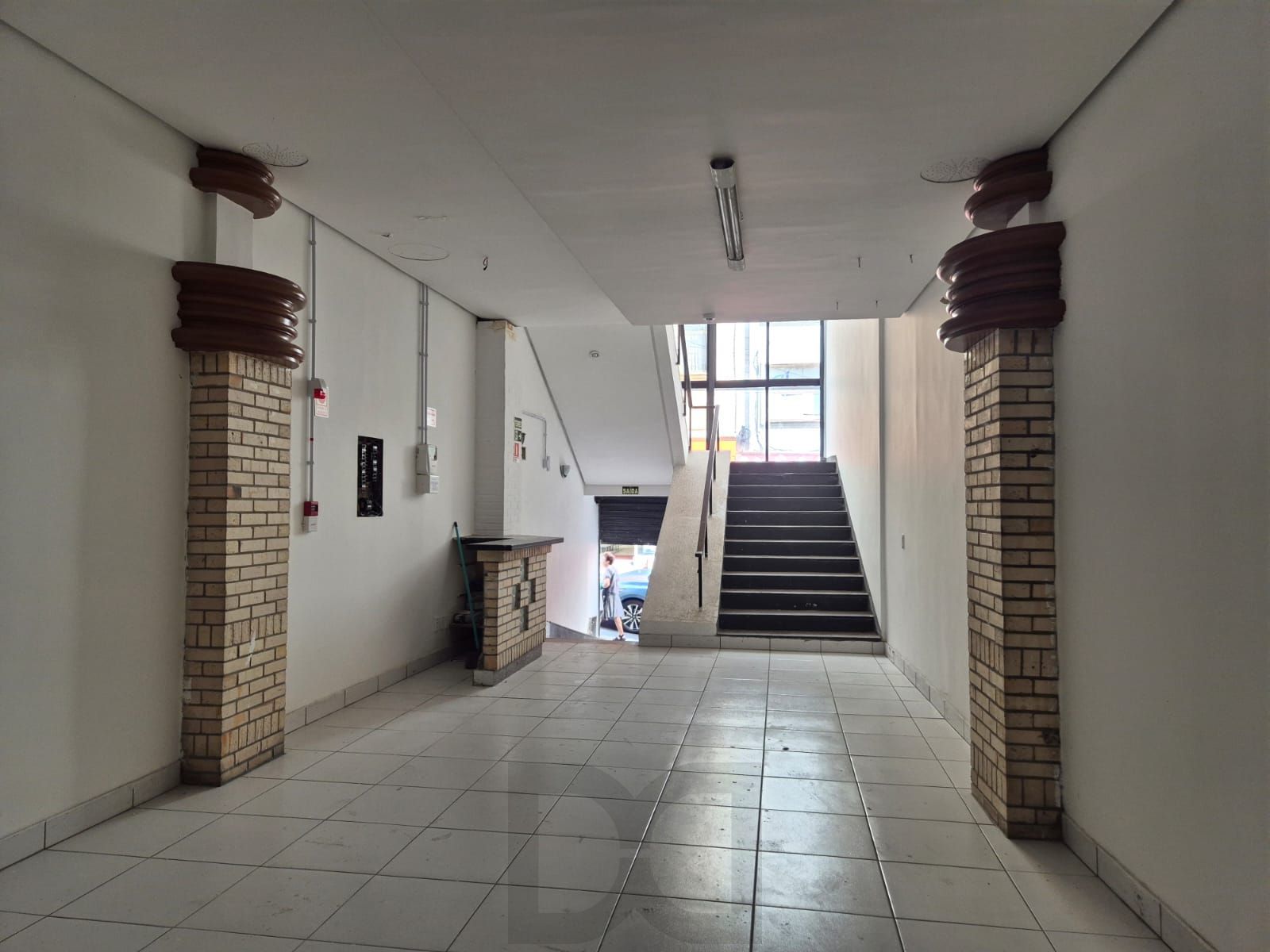Prédio comercial com 3 andares — foto 20