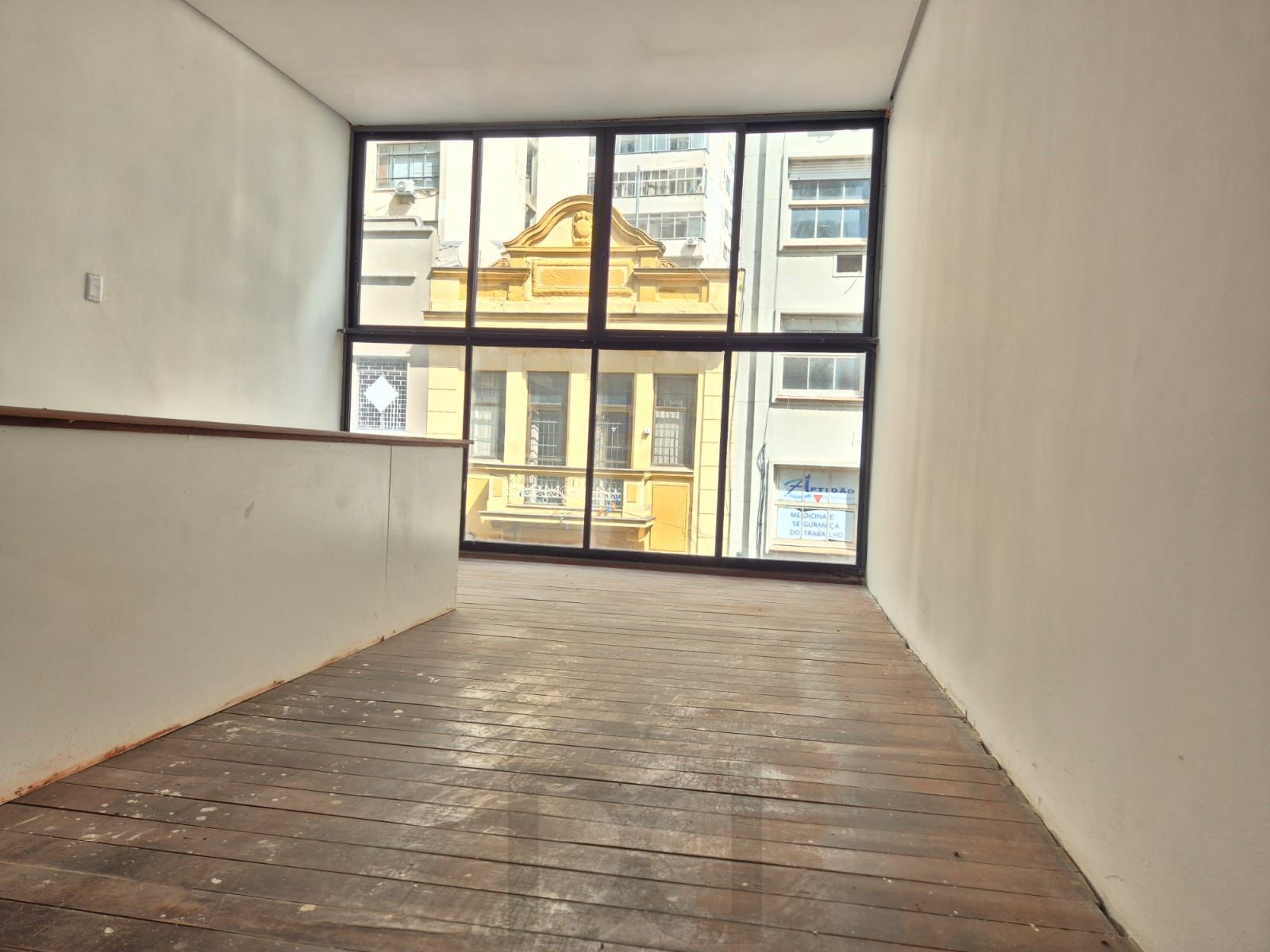 Prédio comercial com 3 andares — foto 1